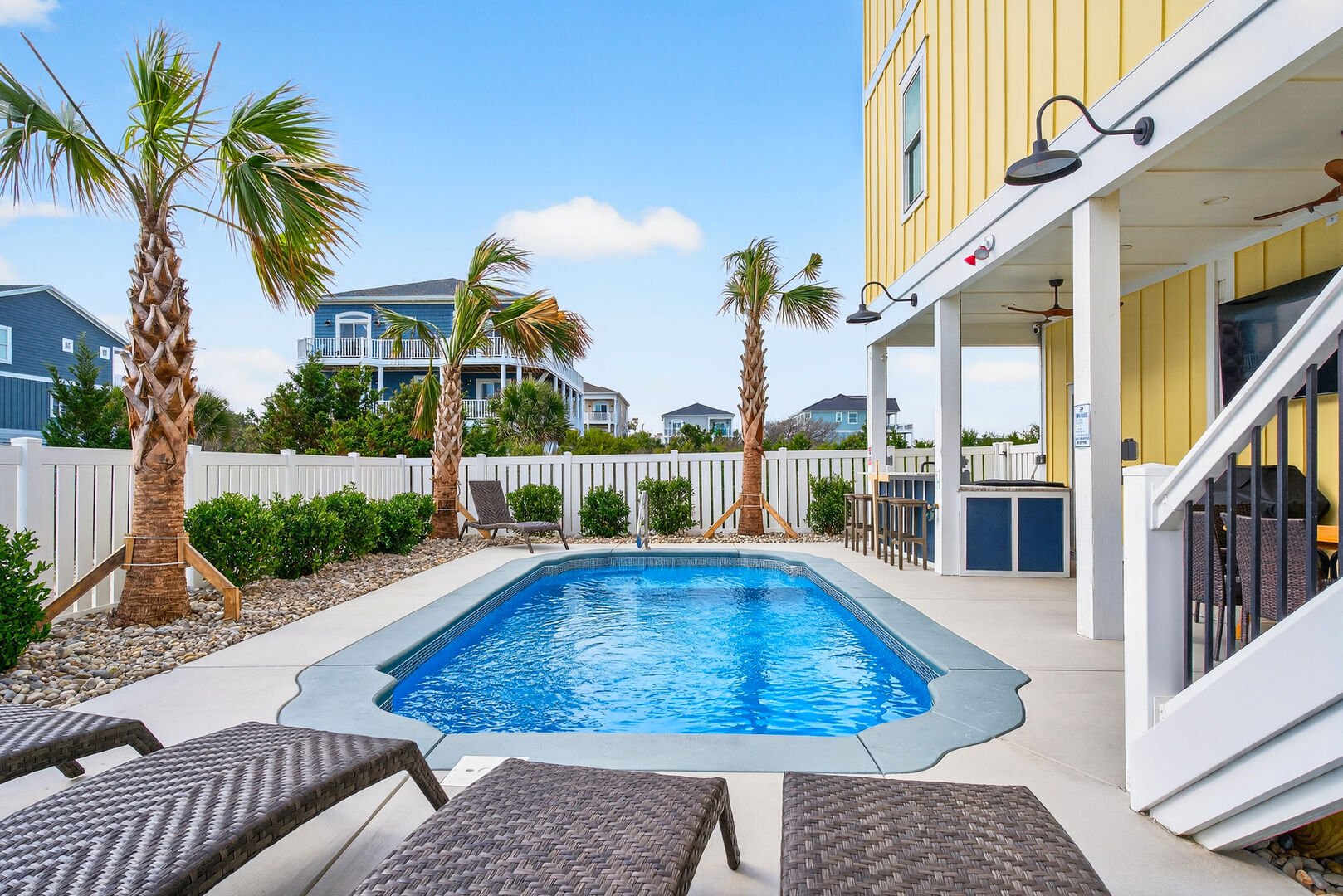 Private pool and tiki bar
